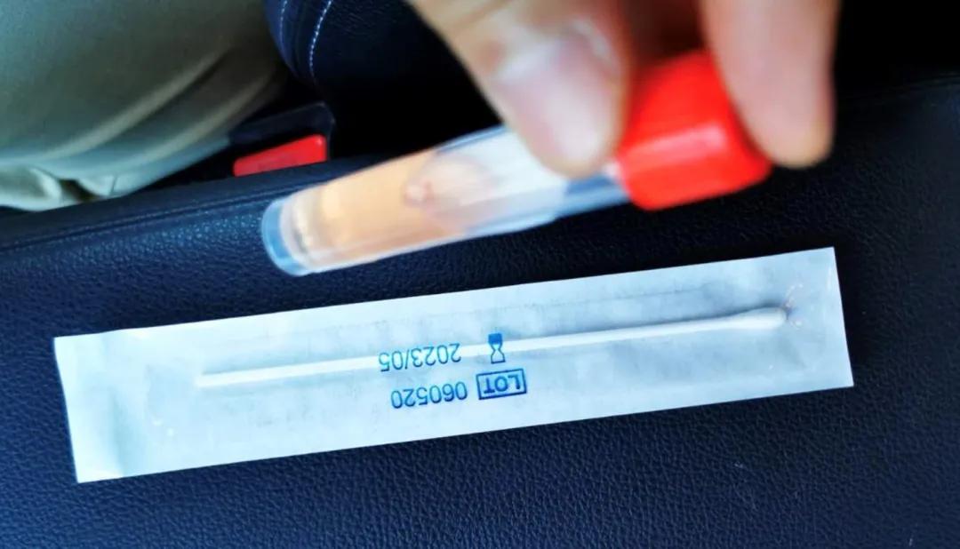 卞江｜我亲身去测了一下新冠，才知道英国的数据有多不靠谱