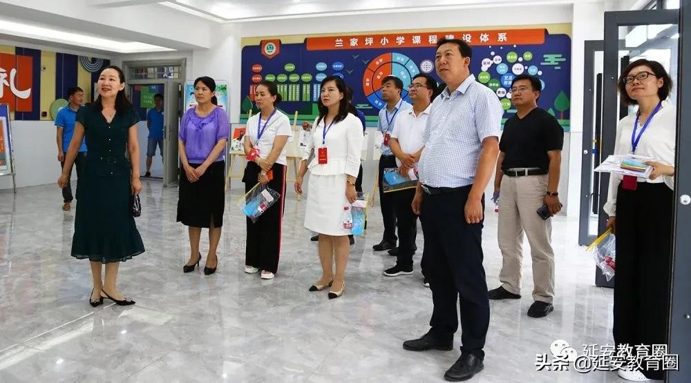 这个新扩建的学校太气派了,前来视察的领导赞不绝口