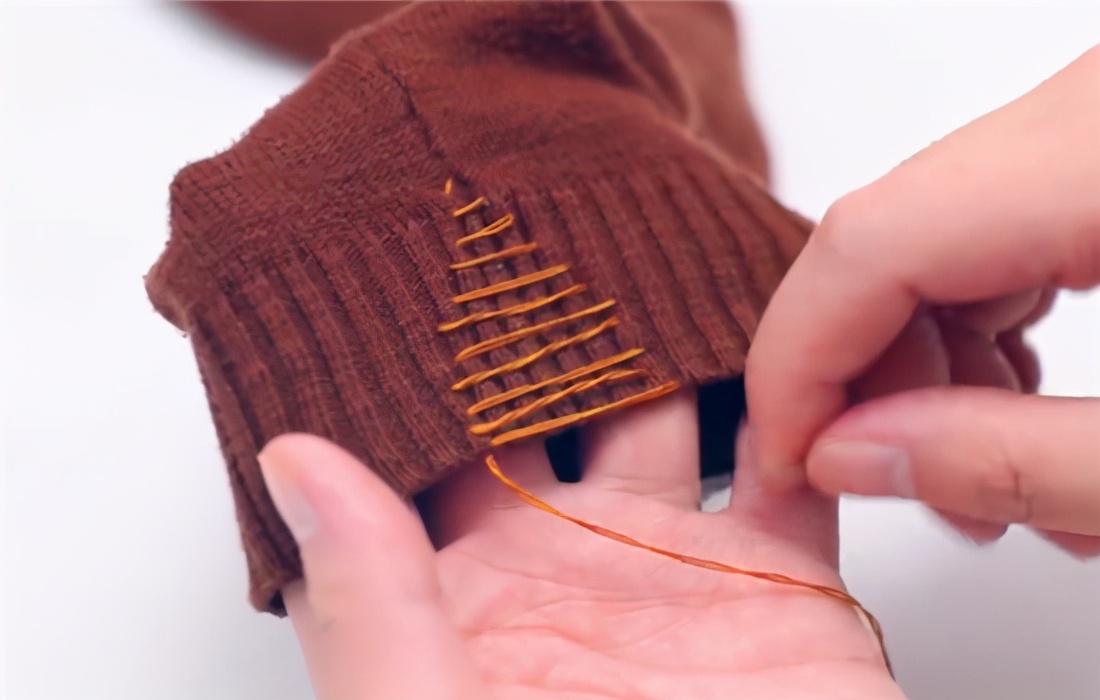 毛衣袖口太松变形,毛衣袖口变形了怎么处理