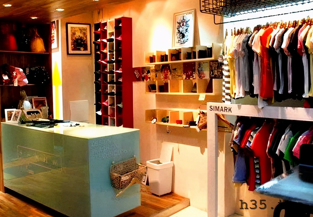 最新童装店双门头装修效果图,童装店怎么装修才有顾客