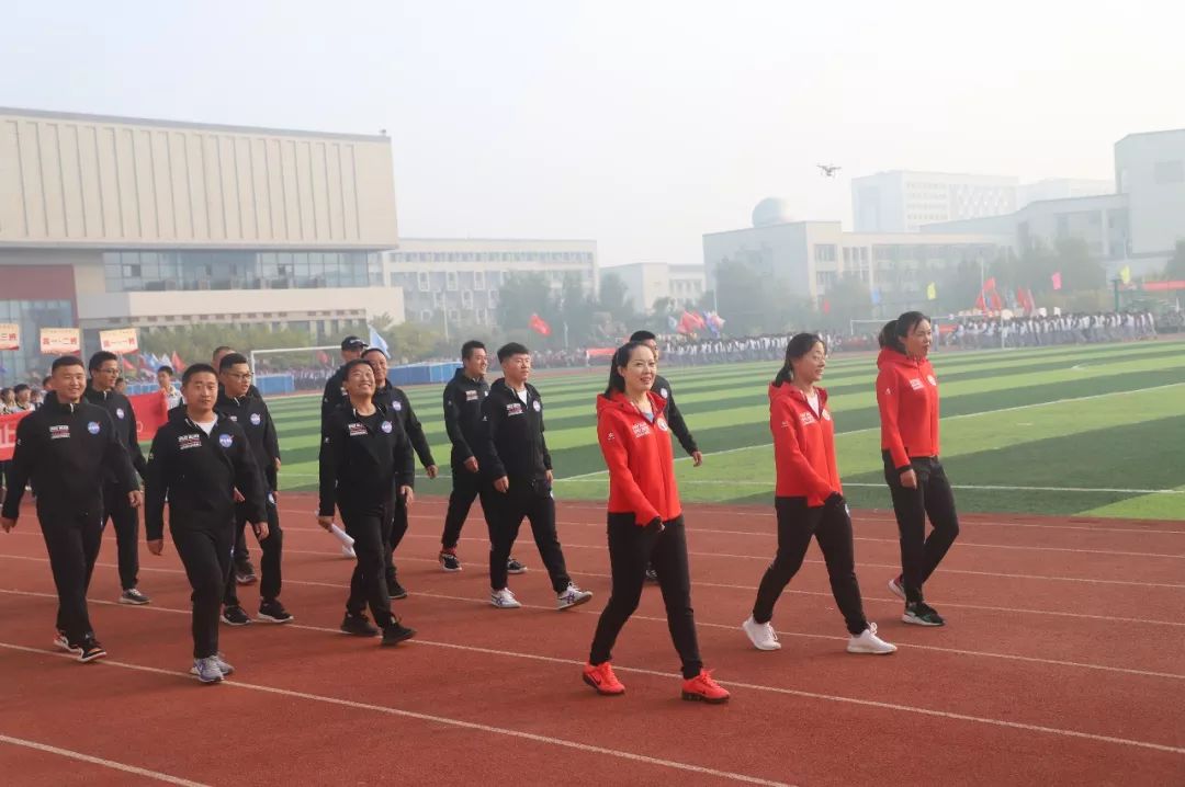 聊城一中运动会5000米,聊城一中运动会闭幕式班旗飞舞