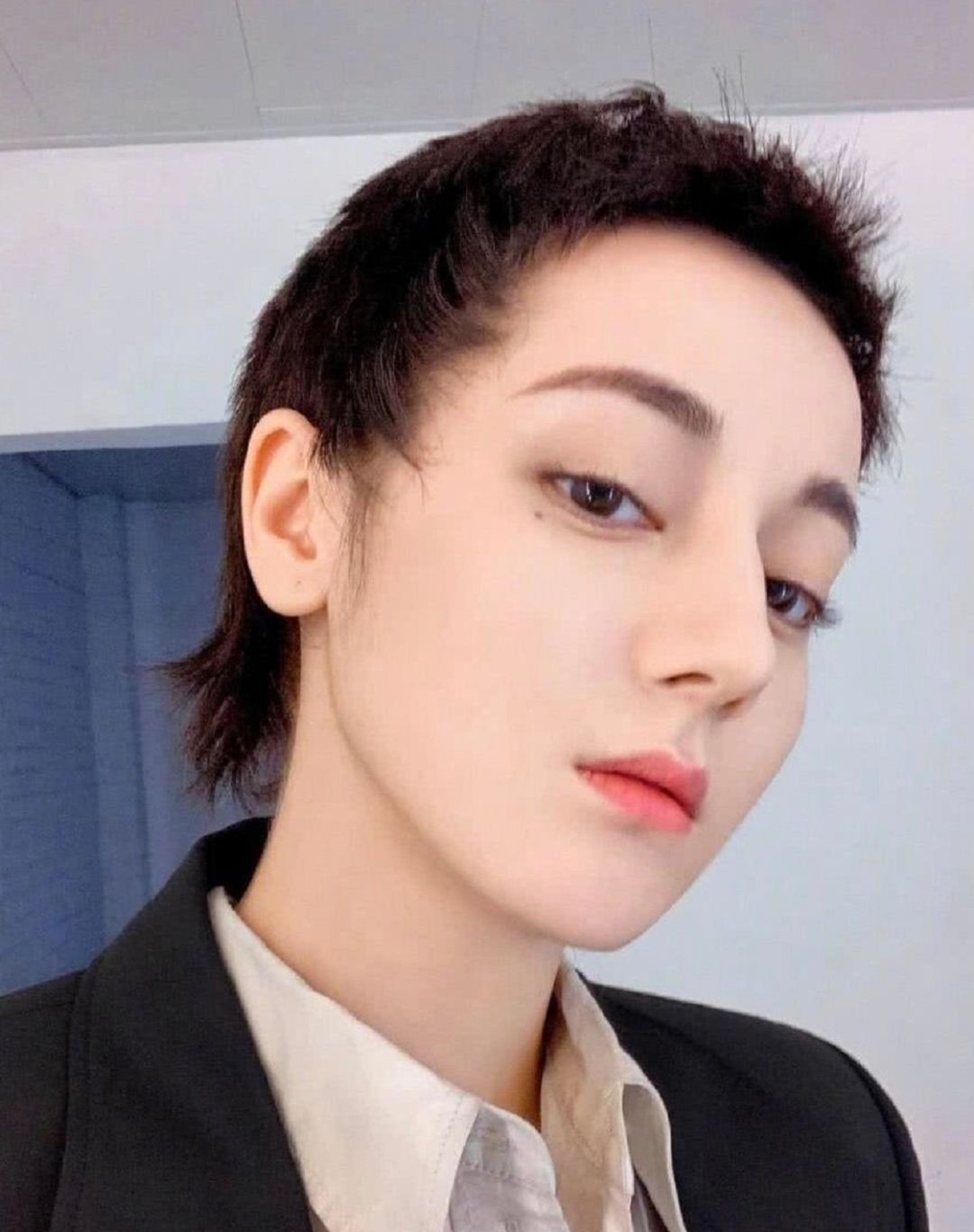 吴谨言模仿baby白头发,吴谨言与angelababy对比