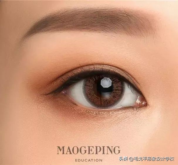 怎么画眼妆才不显脏,想学画眼妆今年最流行的眼妆