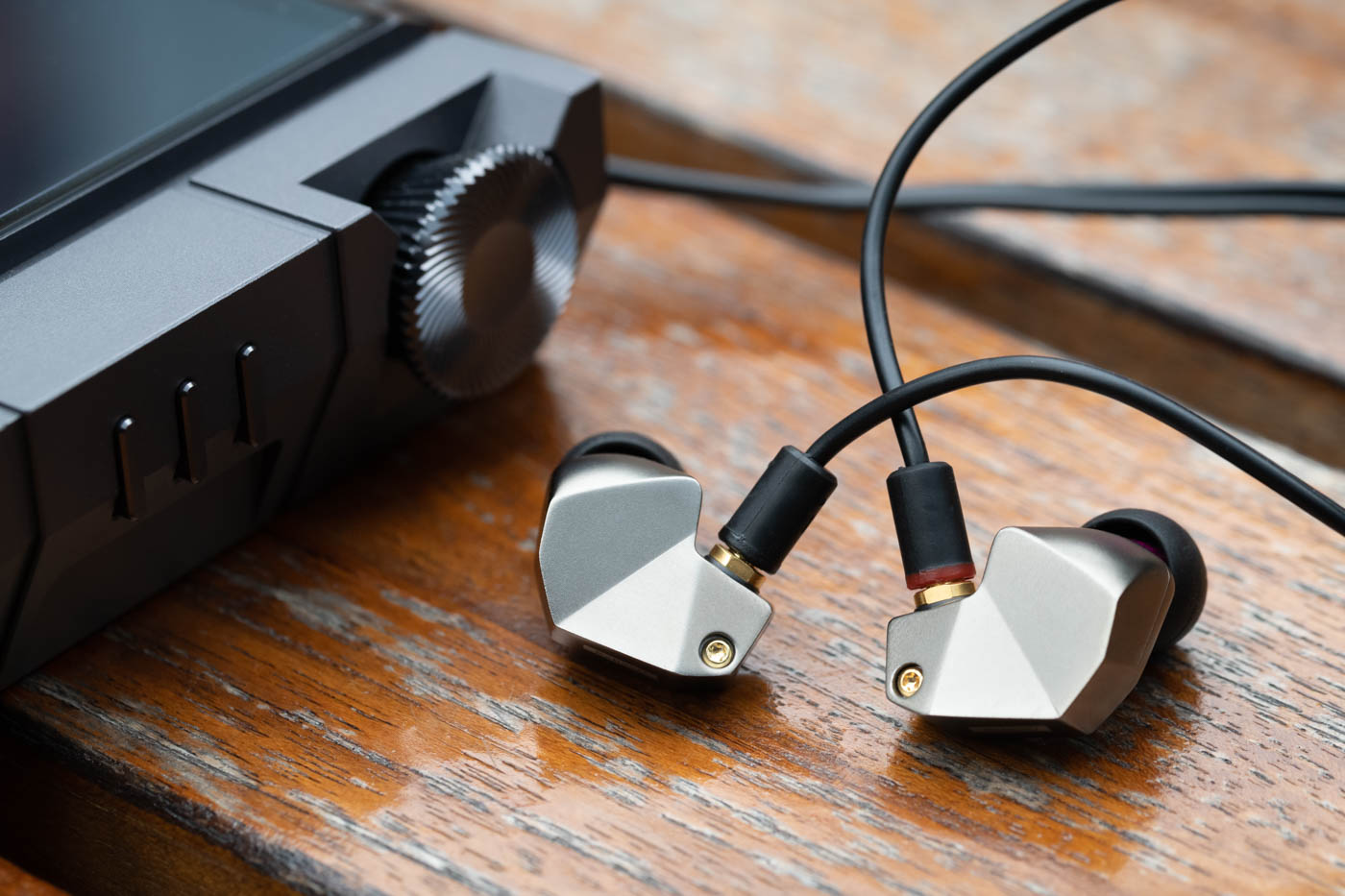 你要的是这个金耳机，这个银耳机，还是这个铁耳机呢？