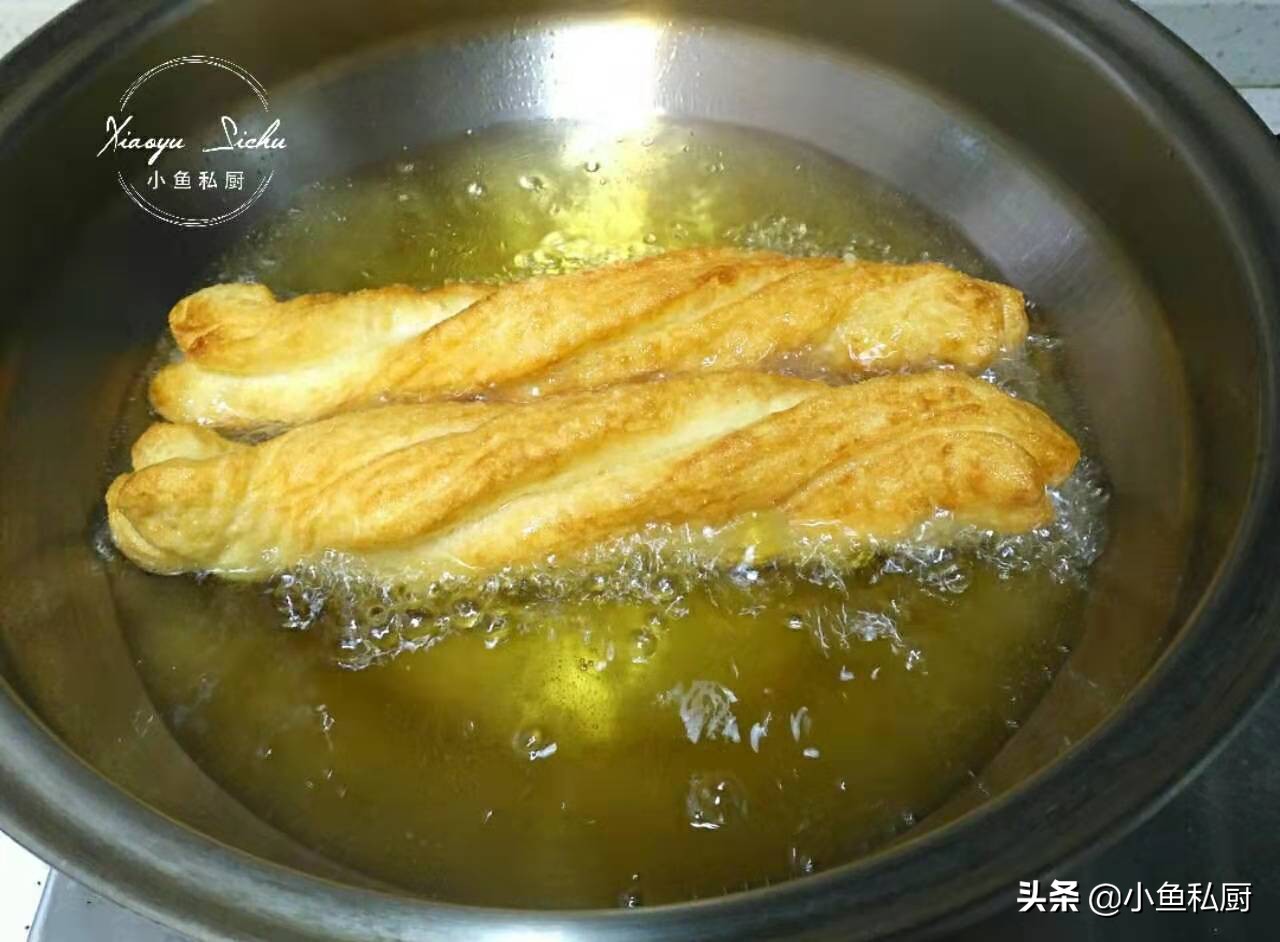 1碗面2个鸡蛋轻松做美味小油条,1碗面粉2个鸡蛋教你在家做油条