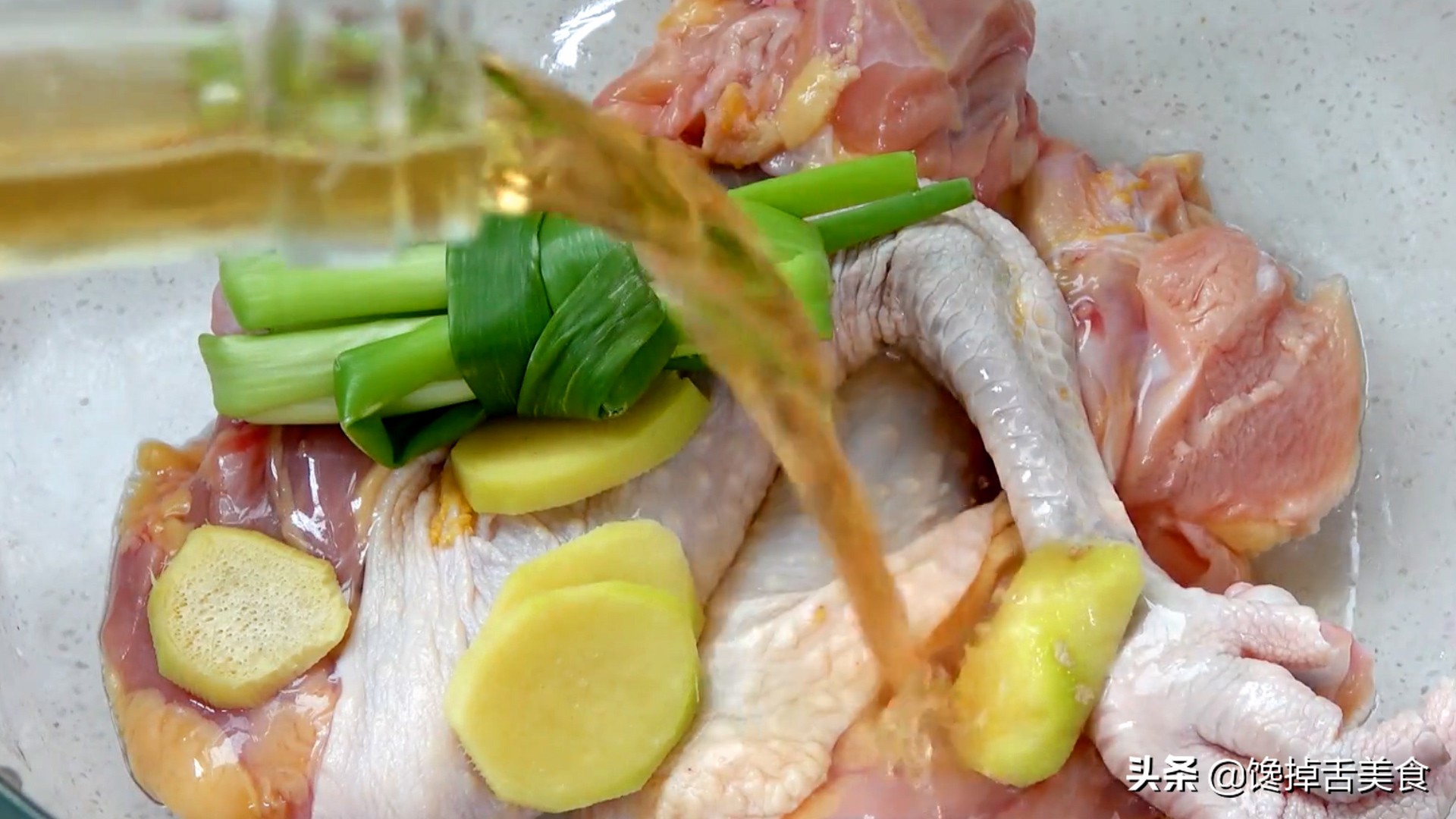 银耳汽锅鸡正宗做法,清凉炖鸡汤的做法大全