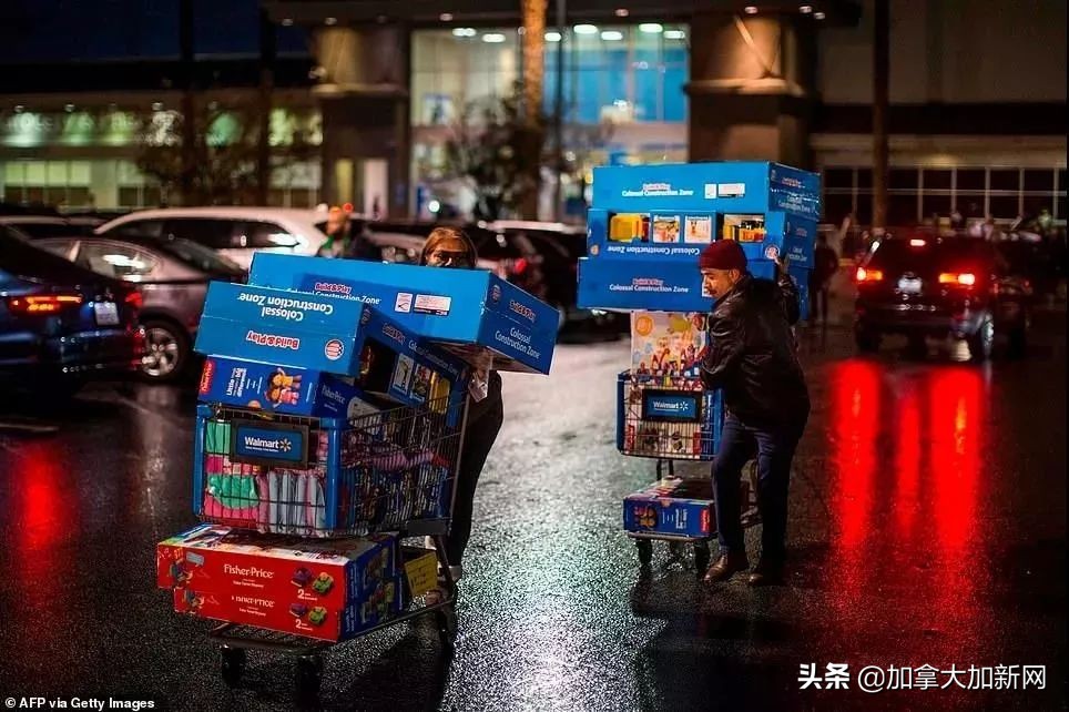 黑五狂抢开始!机场outlet堵爆温哥华华人凌晨排队全买疯了