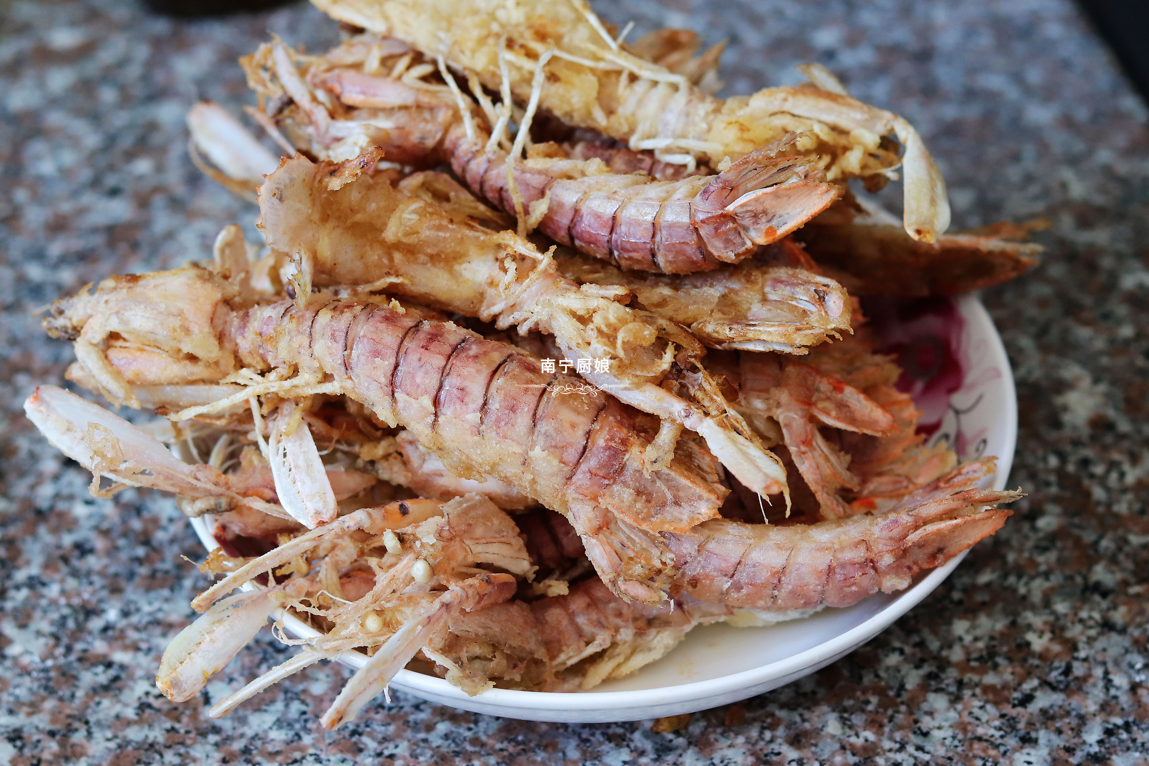 不用油炸的椒盐皮皮虾家庭做法,椒盐皮皮虾做法直接炸还是焯水