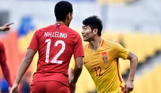 争议,就在李铁面前,中国香港球员剪刀腿无红牌!国足队长送倒钩
