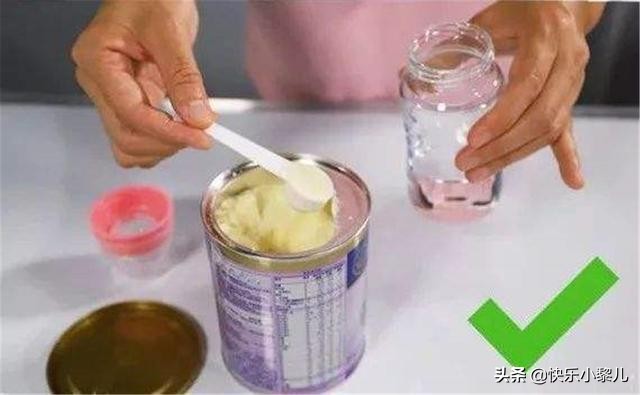 半个月大宝宝“肠坏死”，爸妈冲奶粉时的小习惯，好心办了坏事