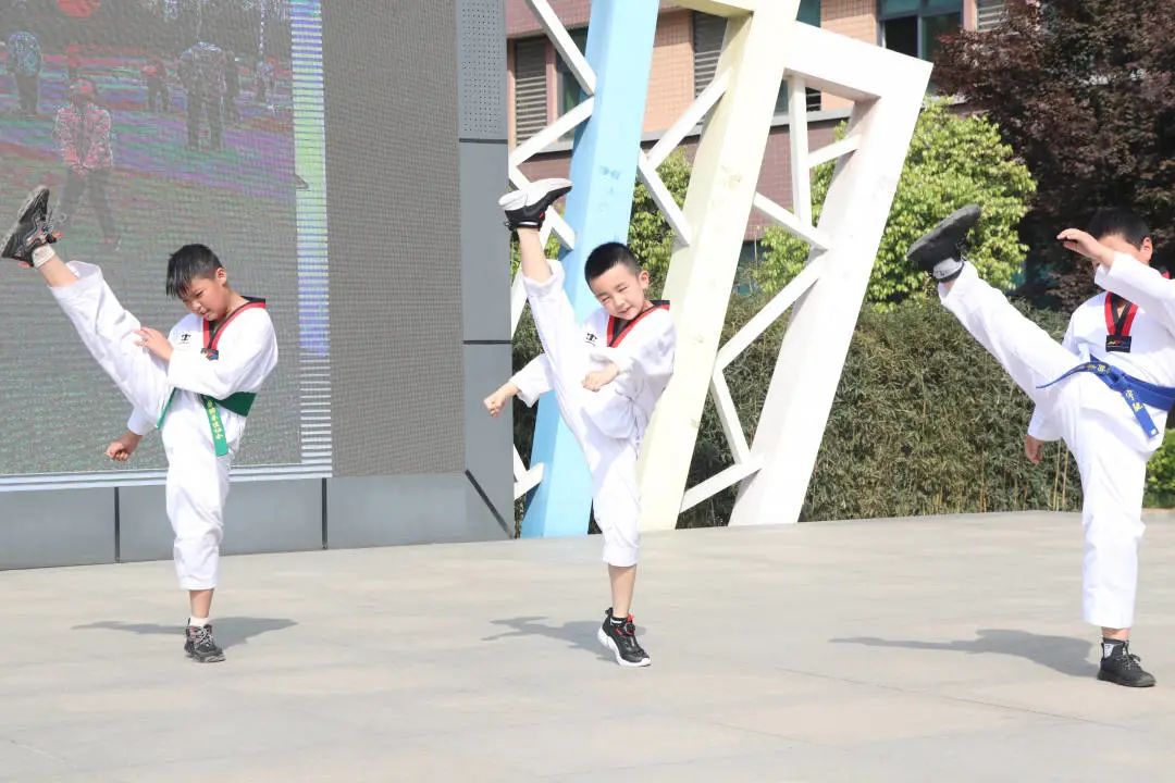 运动彰显活力,健康放飞梦想:天府四小四(8)中队*旗国**下讲话