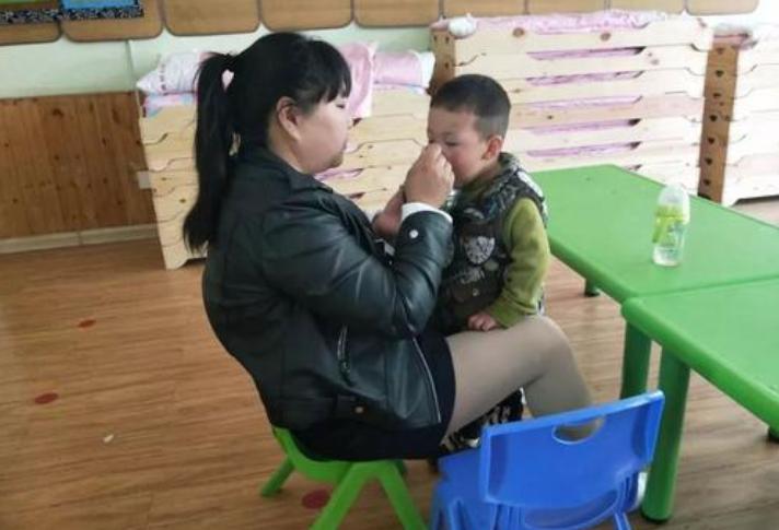 孩子幼儿园被碰了怎么和老师沟通,幼儿园孩子被孤立家长正确做法