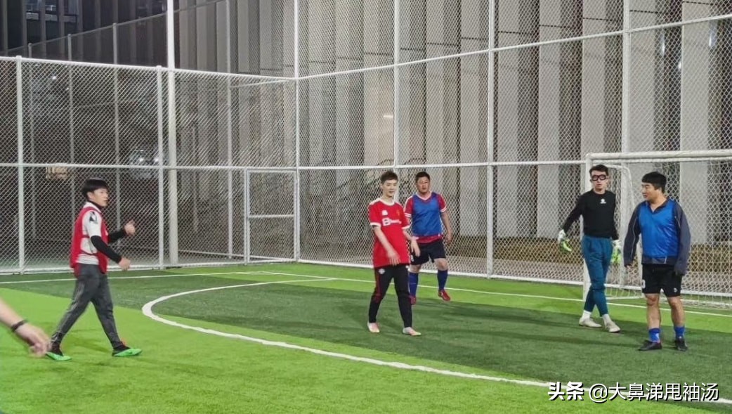 鹿晗偶遇少年踢足球忍不住加入,网友偶遇鹿晗踢球