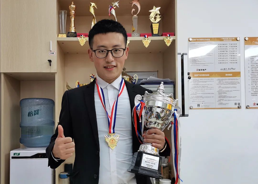 你看,那个少年,身上有一束光,还有一双翅膀