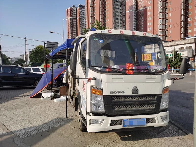 经济省油！摆地摊，梁师傅只用HOWO轻卡卖水果