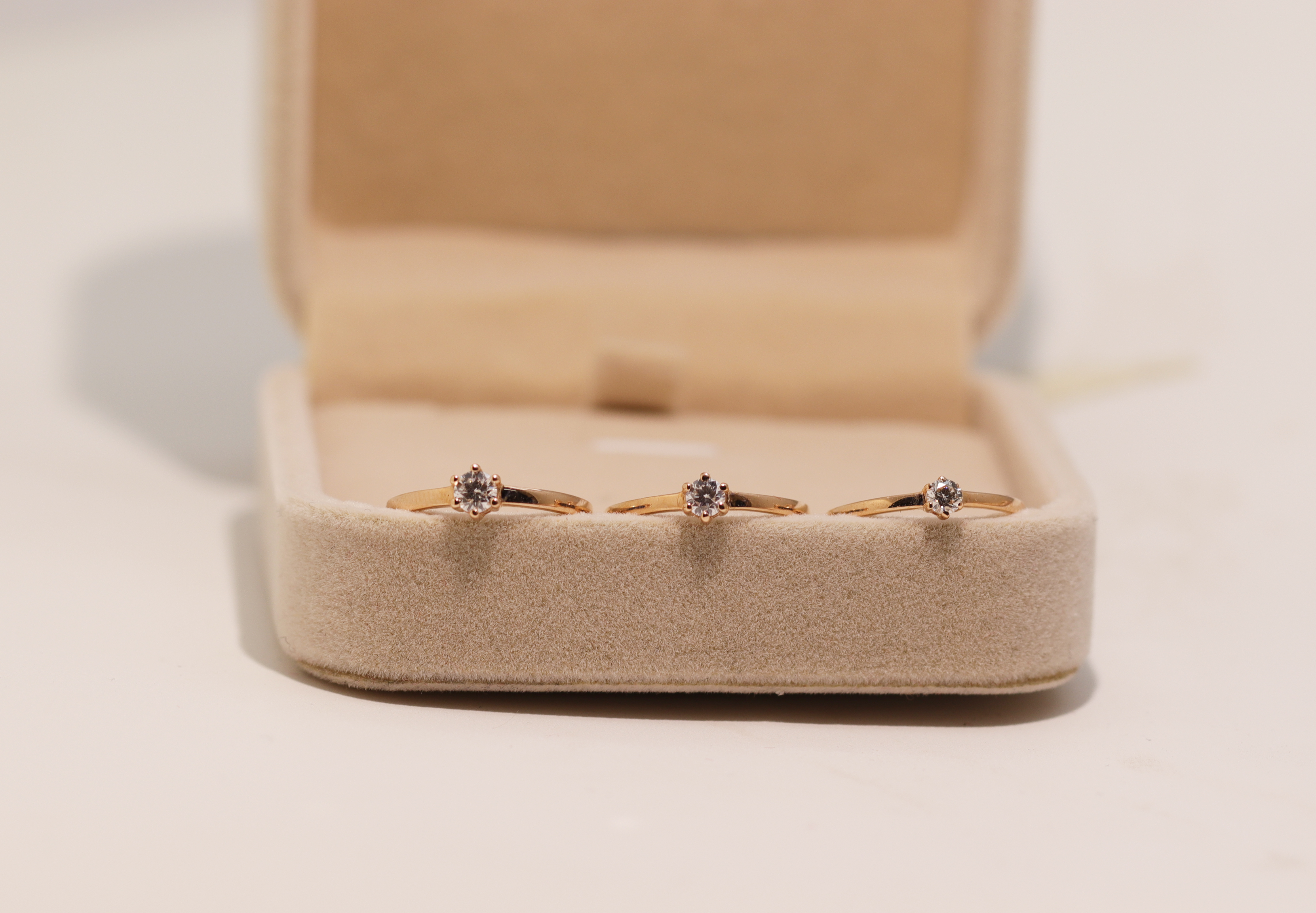 戒指戴在哪只手上有讲究,戒指的戴法和意义十个手指左右手