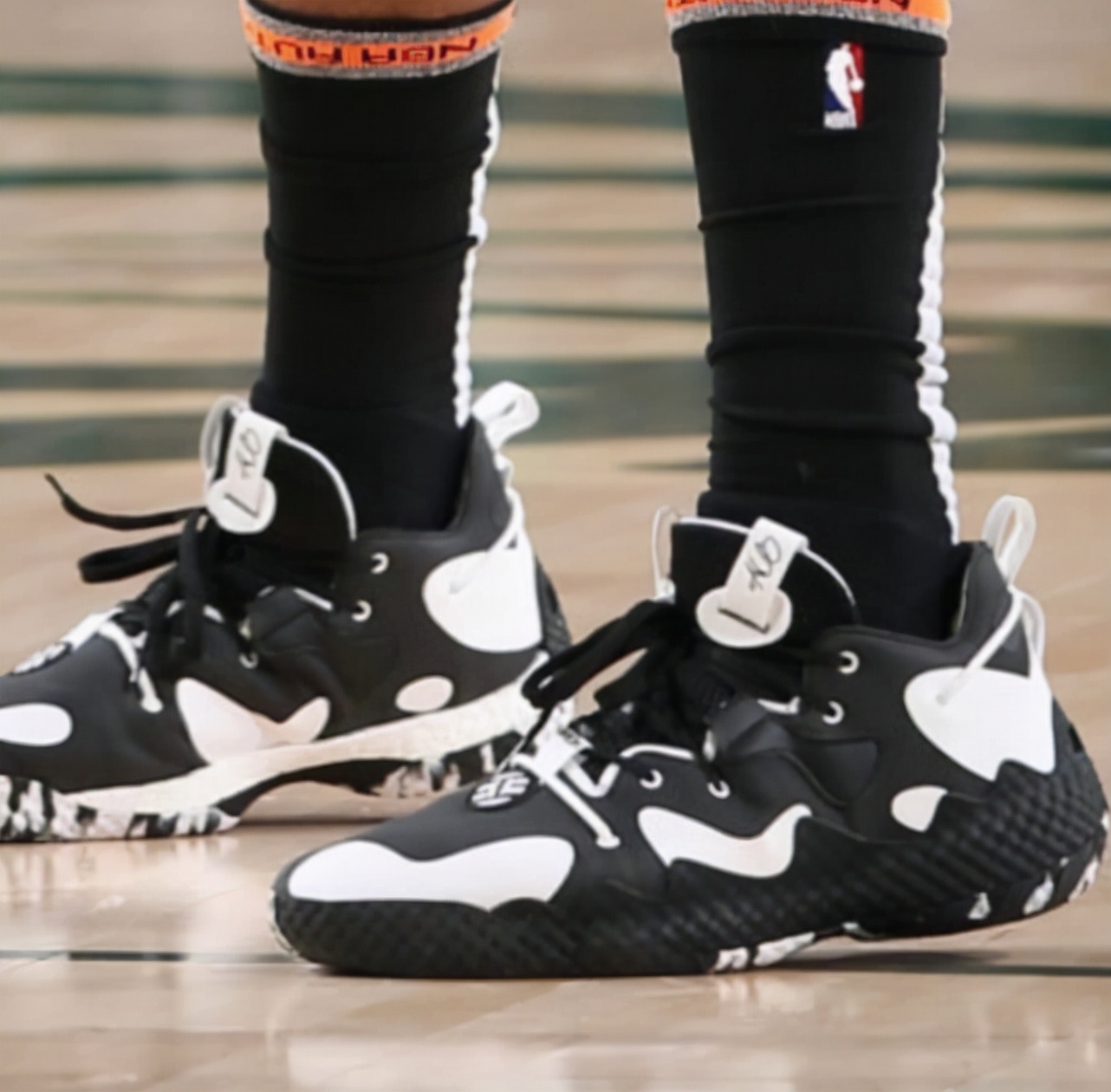 一周打三次球外场篮球鞋耐克,阿迪达斯一周鞋