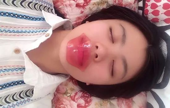 唇膏和唇膜哪个可以淡化唇纹,唇膏与唇膜哪个好用啊