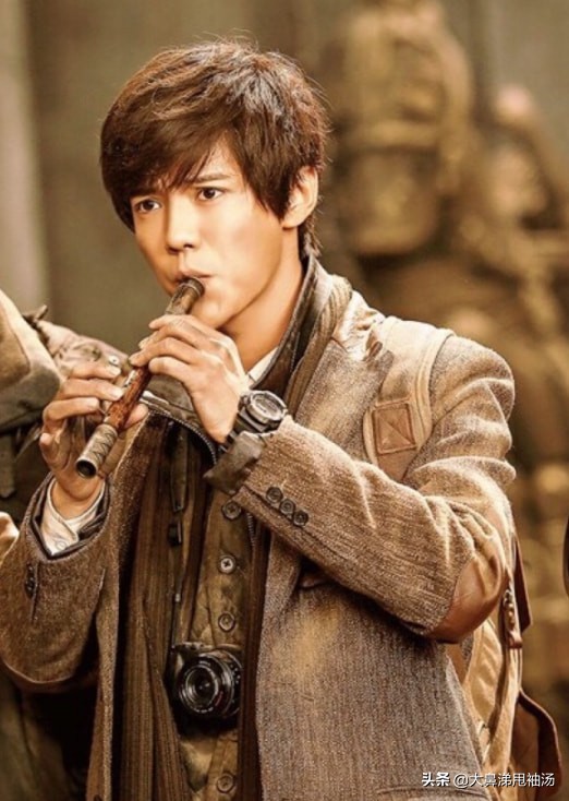 鹿晗踢足球帅气十足,鹿晗踢足球发型