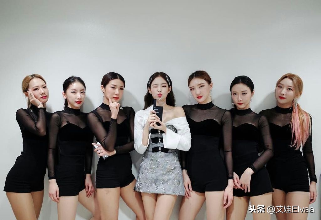 jennie穿绿色连衣裙 (jennie连衣裙露肩)