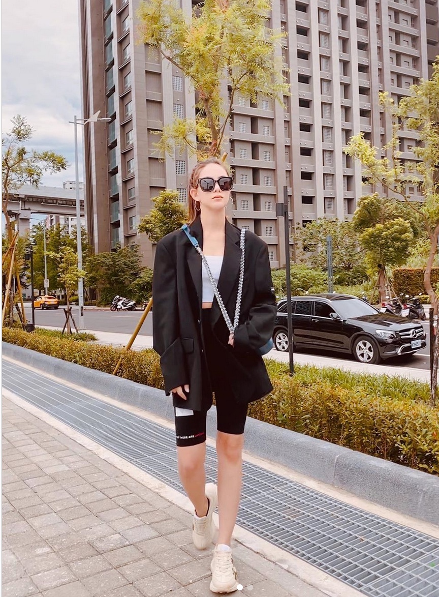 周杰伦晒昆凌美照庆结婚周年,周杰伦和昆凌曝光第一张孕妇装