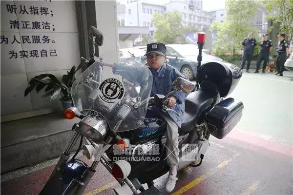“我想当警察”,他眼睛亮亮的,我们却看哭了......