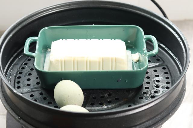 如何巧切皮蛋不粘刀呢,皮蛋豆腐怎么做不出水