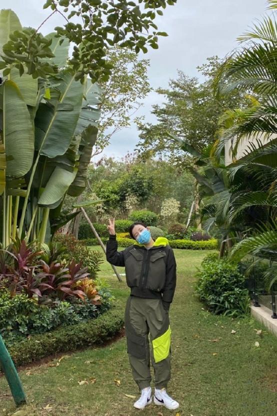 周雨彤寒武纪皮衣,周雨彤庄洁穿搭皮衣