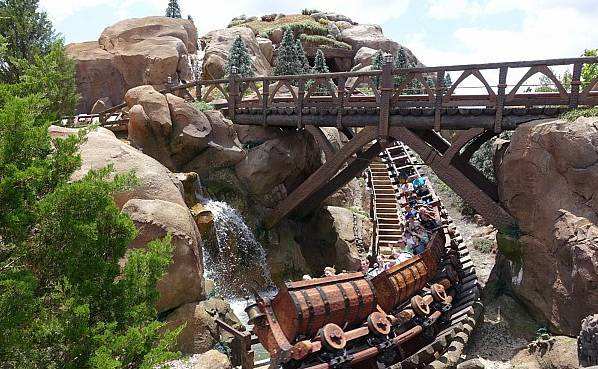 上海迪士尼酒店两天一夜攻略,上海迪士尼旅游攻略小礼品