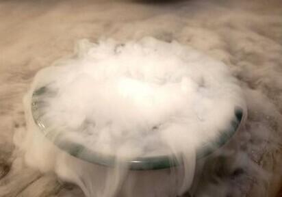 肘部不幸受伤肿胀老人竟用干冰冷敷致严重冻伤