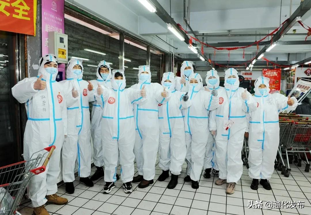 一辆载满物资的卡车正在飞速前进,生活保障物资车