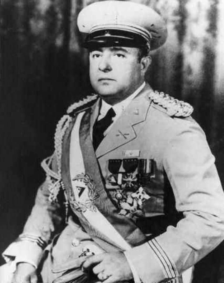 1980年,在一次教科书般的刺杀行动中,独裁者索摩查当街殒命