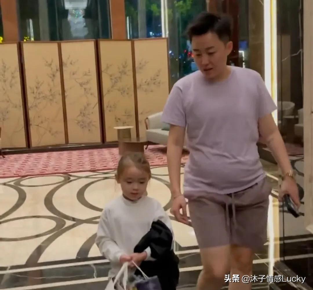 28岁怀孕三胞胎现状,未婚妈妈生下混血3胞胎新闻