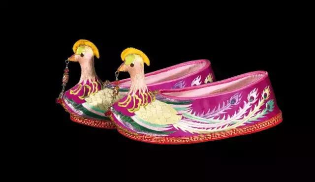 多年失传的绣花鞋,99两双传统工艺绣花鞋