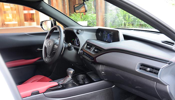 2.0L混动四驱,试驾雷克萨斯UX后,告诉你什么是雷式豪华生活方式