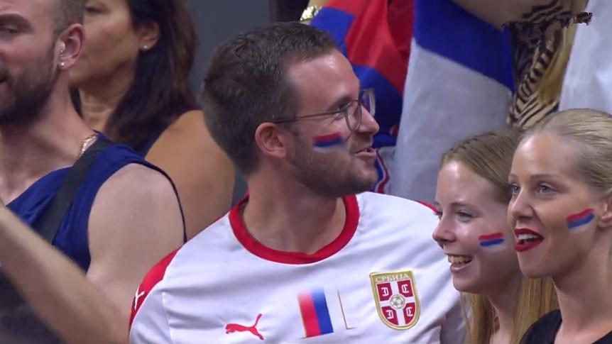 *情纵**狂欢！阿根廷球迷掩面哭泣，赤裸上身狂舞，更衣室快被掀翻了