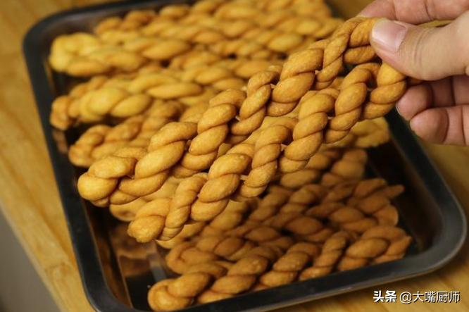 炸麻花咸香酥脆,炸酥脆麻花的家常做法