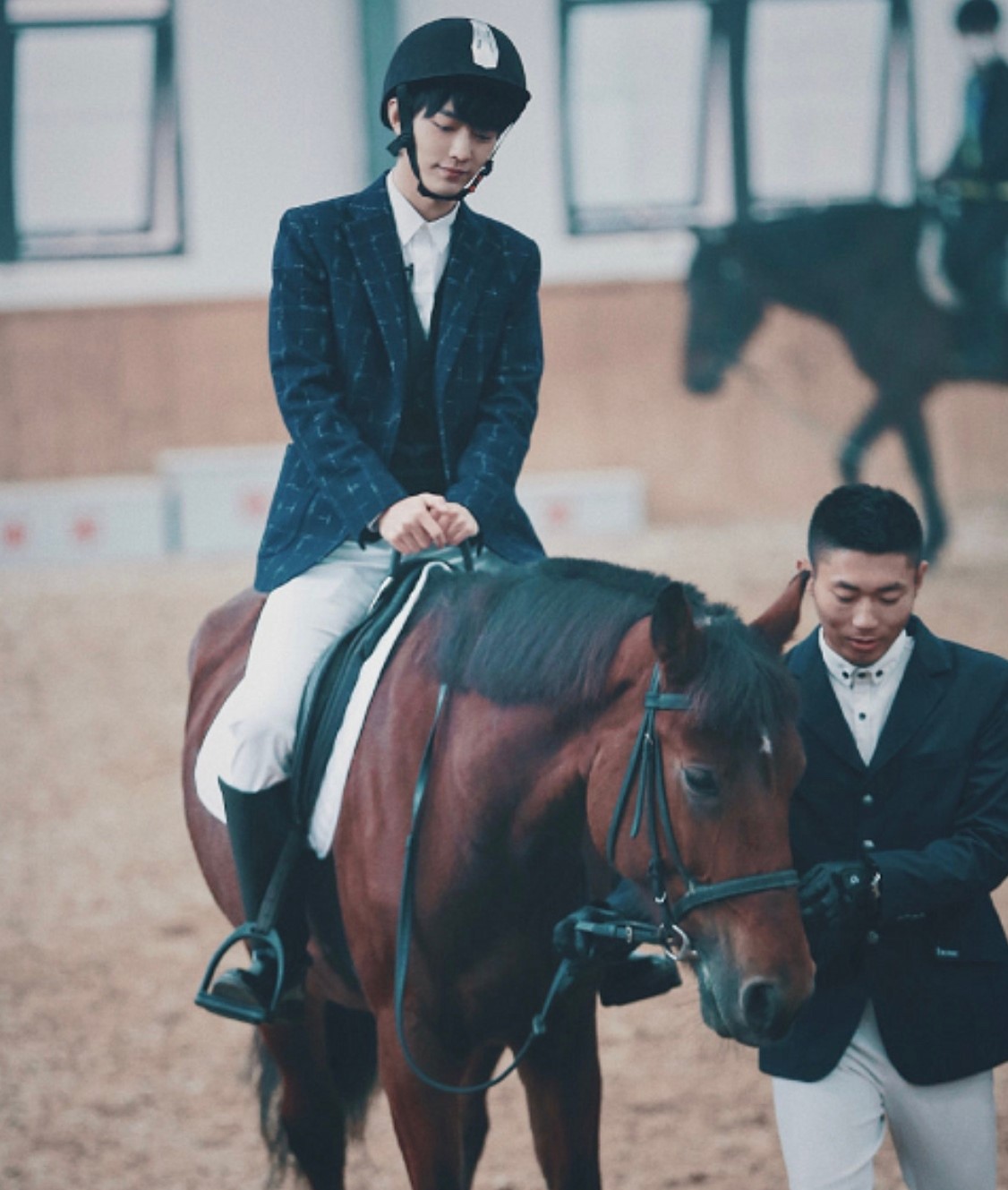 谁家策马少年郎，男星超飒骑马照，你觉得谁是你的白马王子