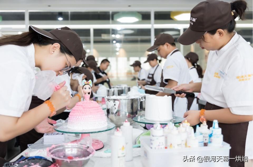 蛋糕烘焙培训哪家学得快,学烘焙蛋糕西点的专业培训学校