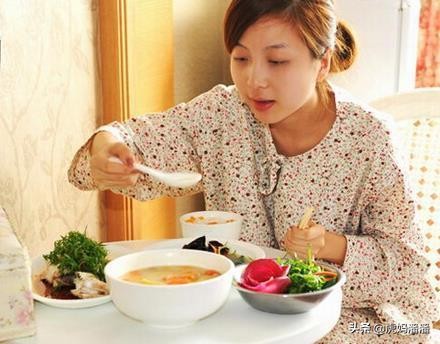 坐月子比不坐月子还累！八个难熬的苦，占1个都崩溃，当妈不容易