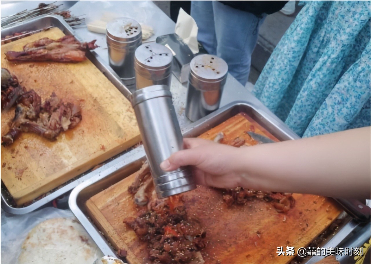 河南豪爽大姐摆摊卖小吃,河南小伙摆摊卖小吃12元一份