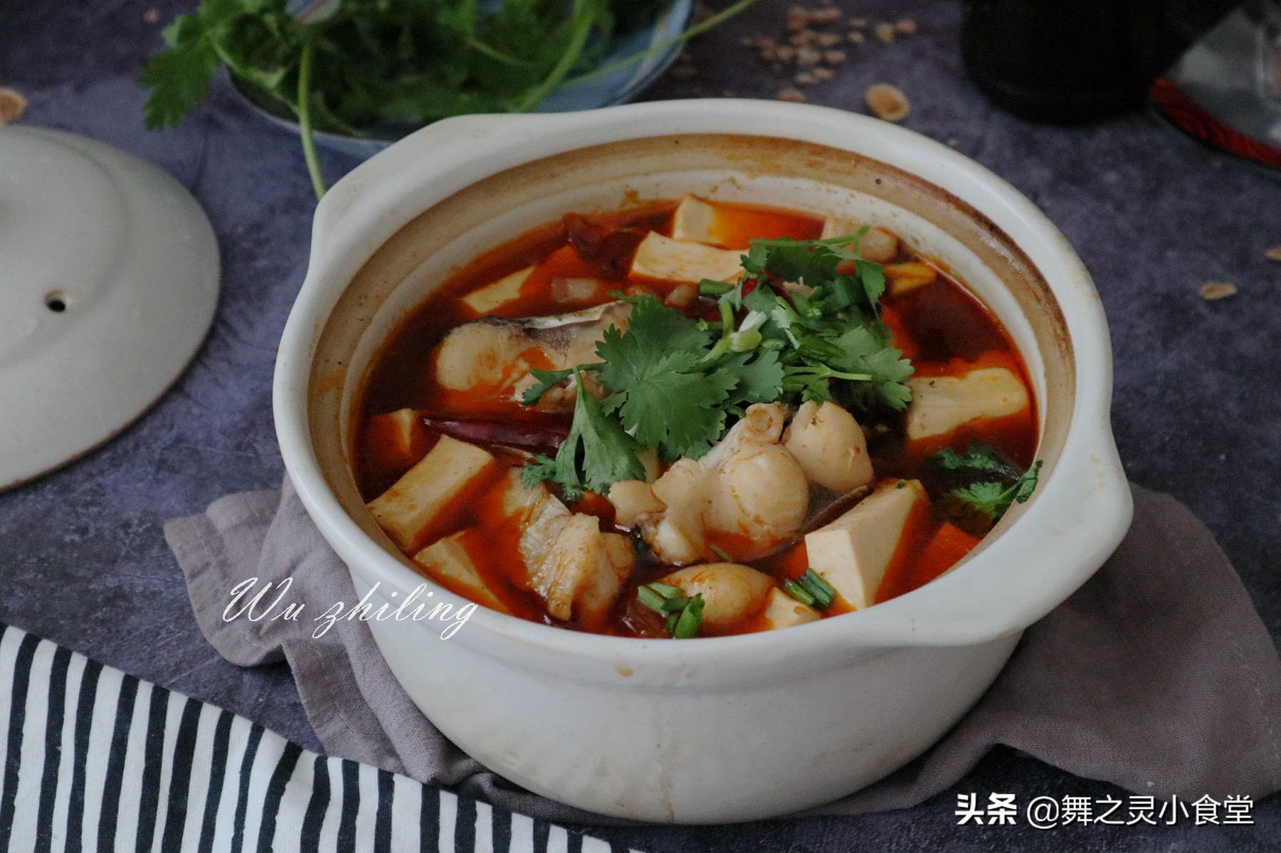 草鱼和豆腐及洋葱怎么煮好吃,清炖草鱼汤豆腐怎么炖好吃又简单