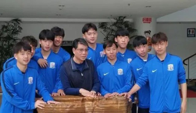 1972年徐根宝与阿尔巴尼亚赛后，受到周总理接见：你们踢得很好