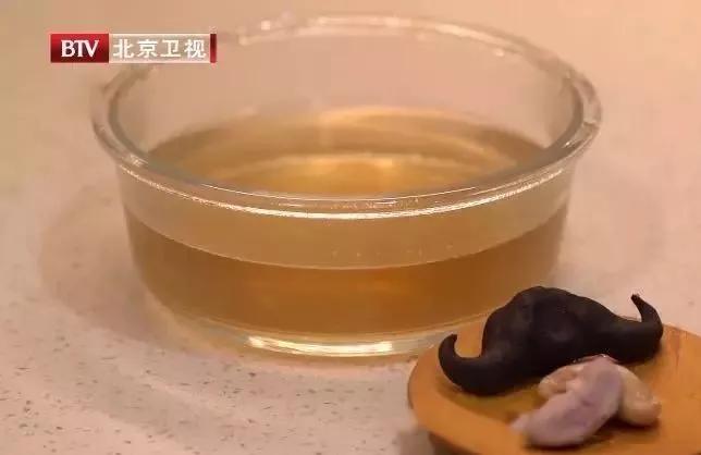 汗疱疹到夏天手脚起小水泡很痒,夏季汗疱疹是什么原因