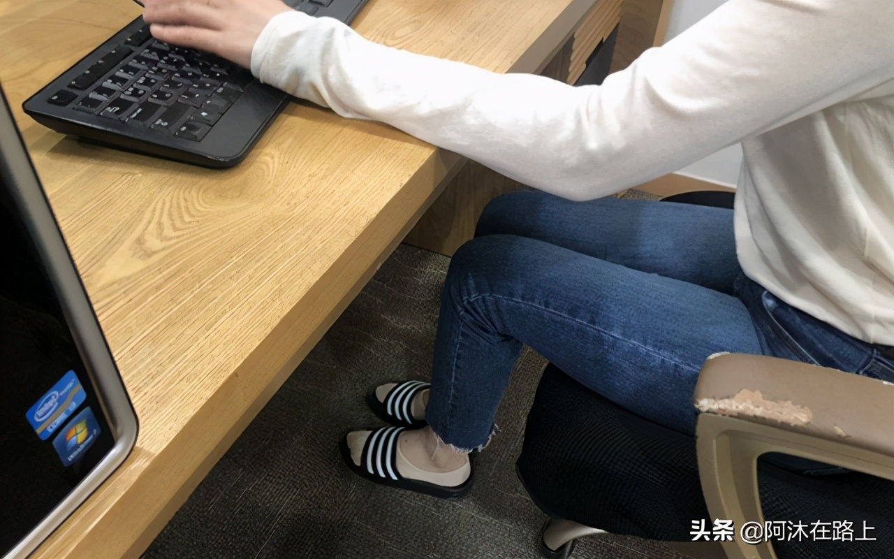 韩国人为什么喜欢拖鞋,为什么韩国人都爱穿三条杠的拖鞋