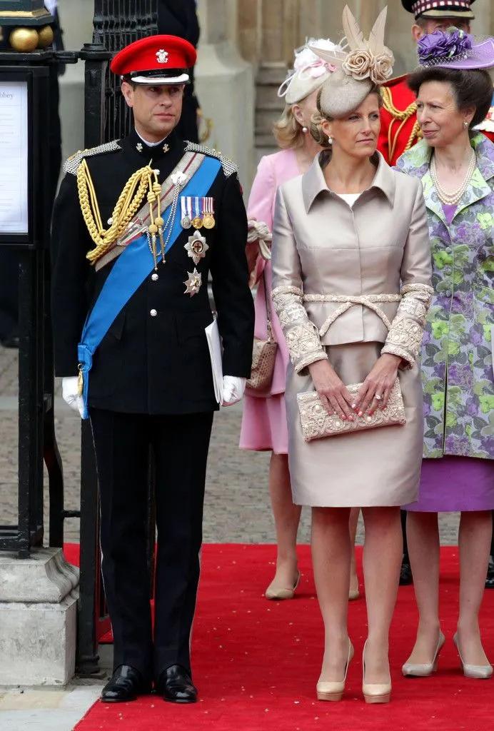 重回十年前世纪婚礼，宾客们靠礼帽频频抢镜，碧翠丝因造型被骂哭