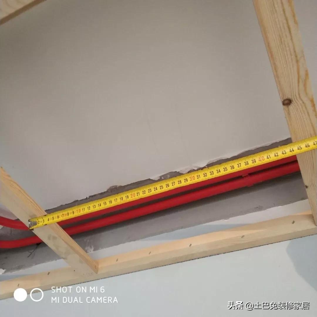 吊顶有一边没有做好,吊顶里边没做好