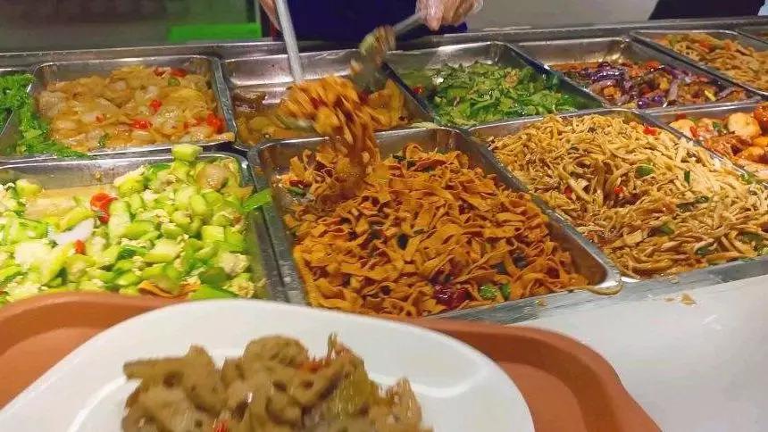 富士康招聘普工一般工资多少,富士康电子厂的工资待遇