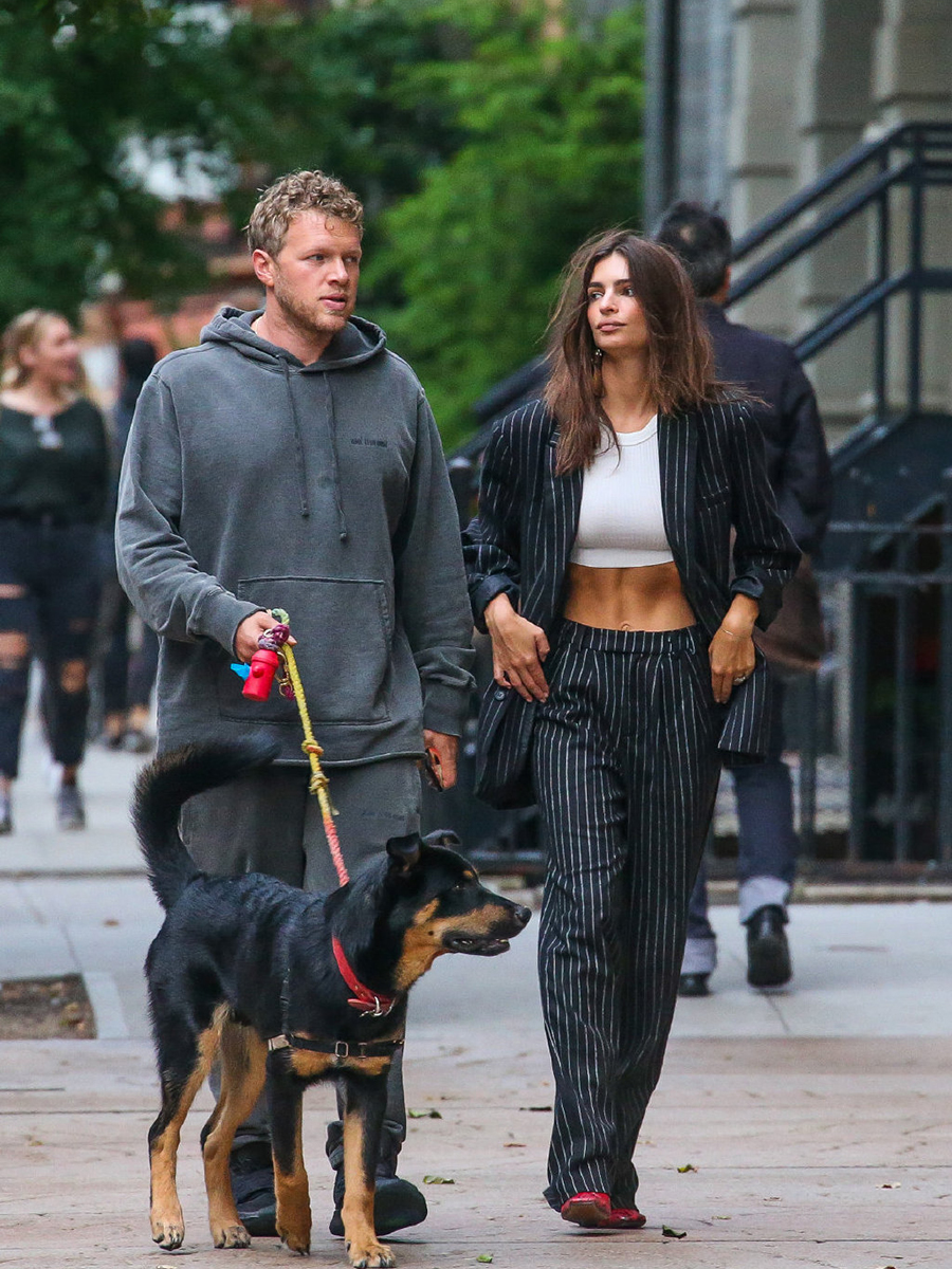 艾米丽最新穿衣搭配,艾米丽拉塔科夫斯基马甲线