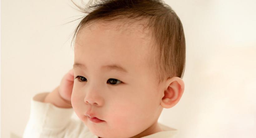 一岁多宝宝总是抓耳朵是怎么回事,宝宝睡觉喜欢抓妈妈耳朵怎么回事